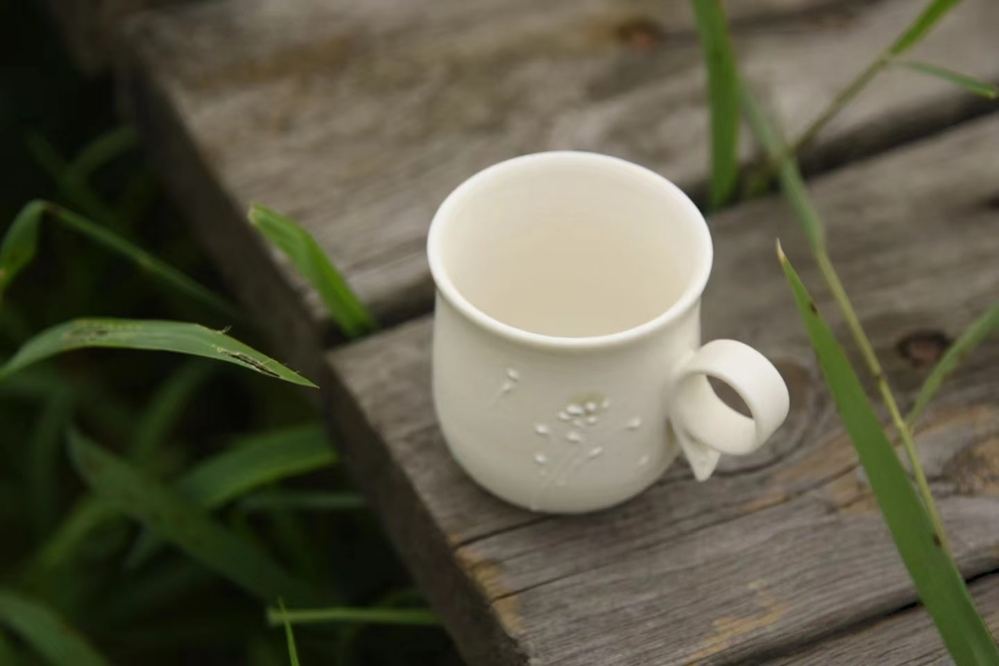 Kilnora Sōng Dandelion Series matte white ceramic cup with freehand slip motifs and mineral powder accents
