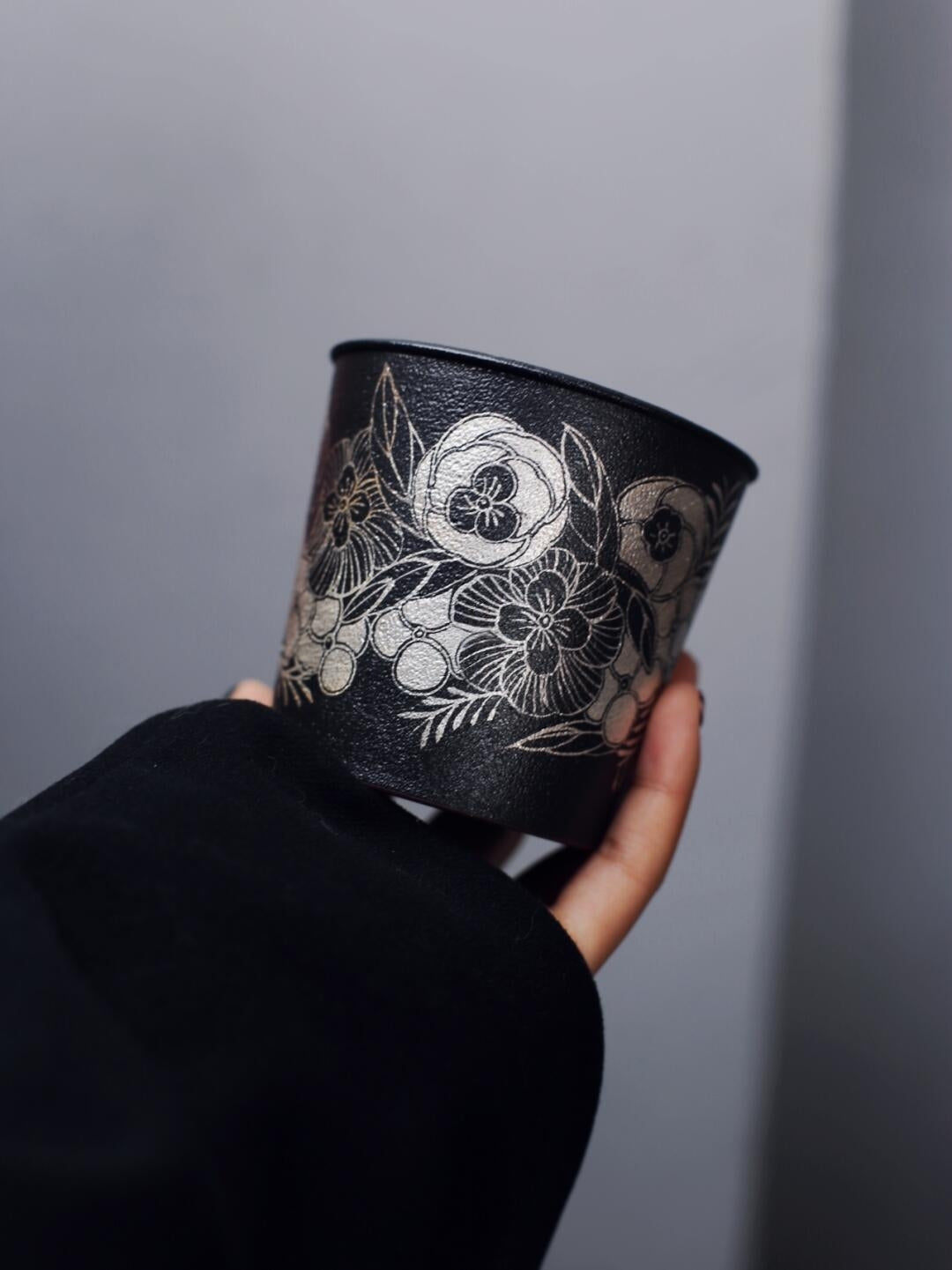 Kilnora Aokawa Chihiro Camellia porcelain cup with silver inlay camellia motif