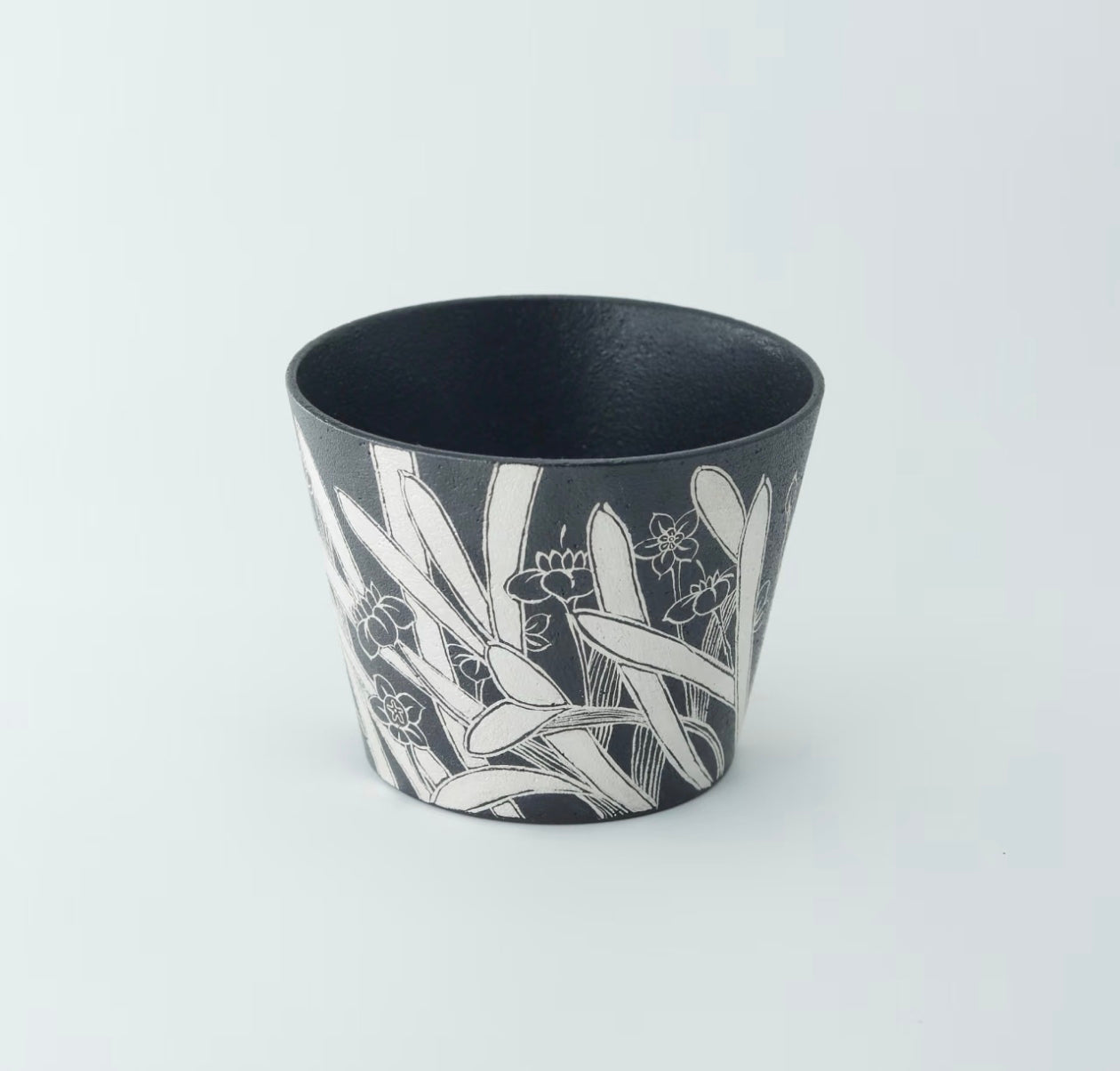 Kilnora Aokawa Chihiro Silver Narcissus Chyongku porcelain cup with silver narcissus design