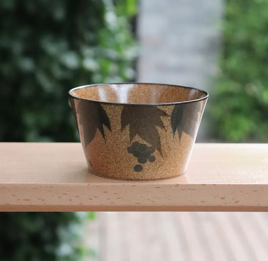 Kilnora Shisō blue-and-white grape Chyongku porcelain cup with vine motif
